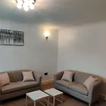 Cosy And Modern Two Bedroom Flat Near Heathrow