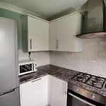 Cosy And Modern Two Bedroom Flat Near Heathrow