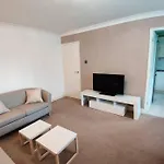 Cosy And Modern Two Bedroom Flat Near Heathrow