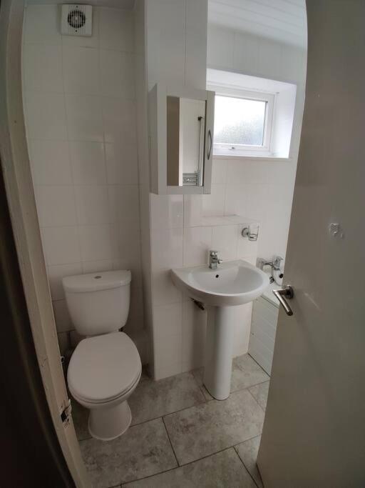 Cosy And Modern Two Bedroom Flat Near Heathrow *