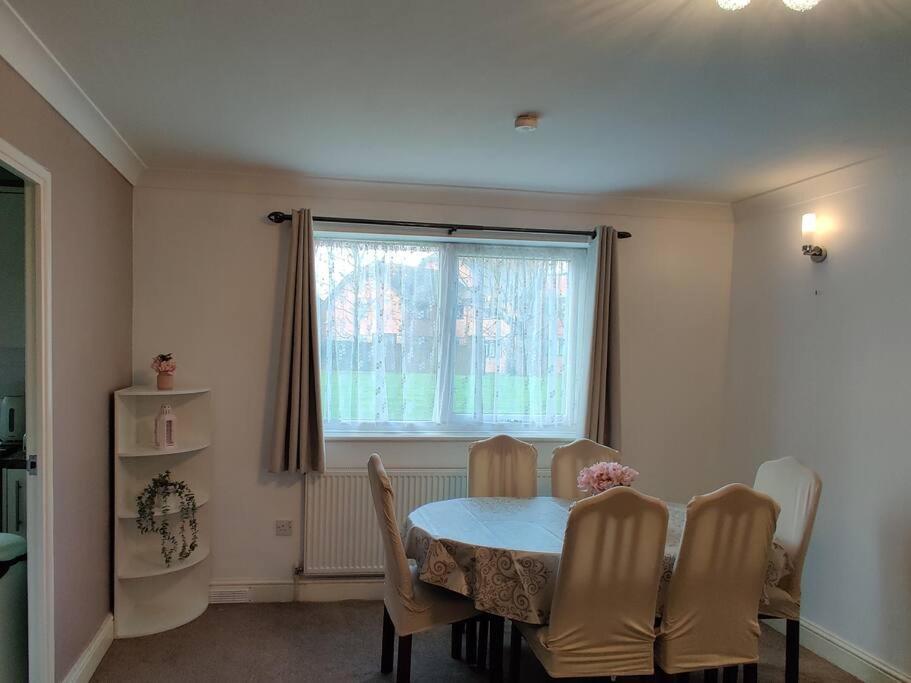 Cosy And Modern Two Bedroom Flat Near Heathrow *
