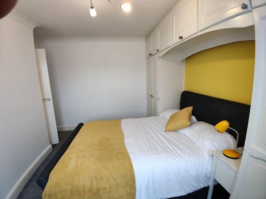 Cosy And Modern Two Bedroom Flat Near Heathrow Hayes (Greater London)