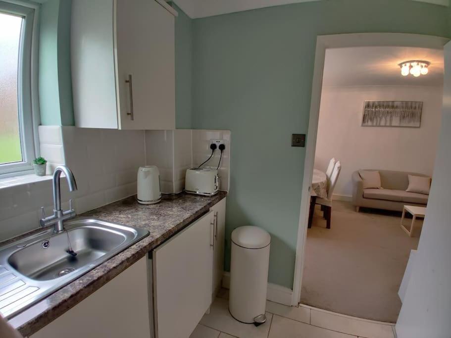 Cosy And Modern Two Bedroom Flat Near Heathrow *