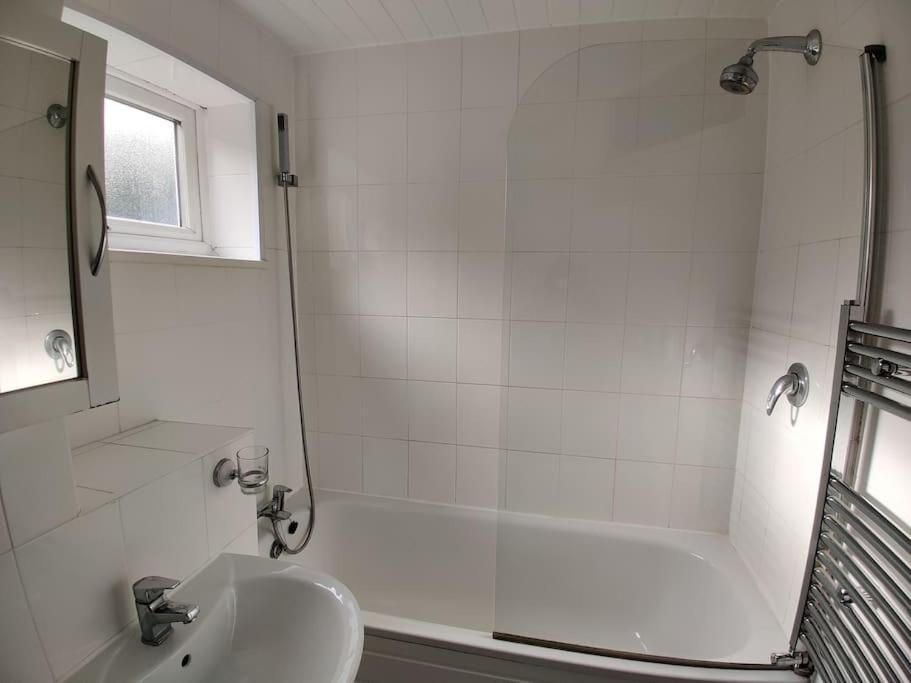 Cosy And Modern Two Bedroom Flat Near Heathrow * Hayes (Greater London)