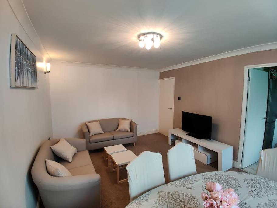 Cosy And Modern Two Bedroom Flat Near Heathrow Apartment Hayes (Greater London)