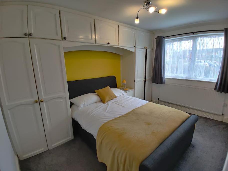 Cosy And Modern Two Bedroom Flat Near Heathrow Hayes (Greater London)