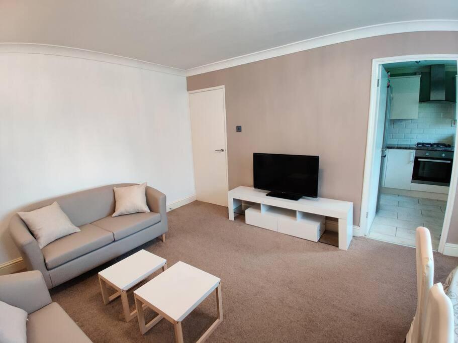 Cosy And Modern Two Bedroom Flat Near Heathrow * Hayes (Greater London)