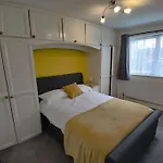 Cosy And Modern Two Bedroom Flat Near Heathrow