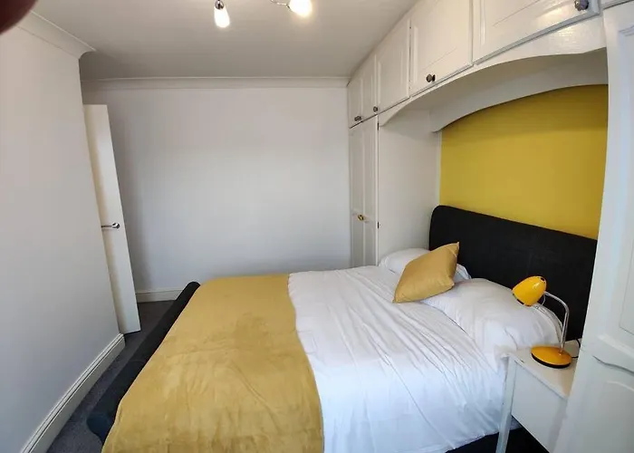 Cosy And Modern Two Bedroom Flat Near Heathrow