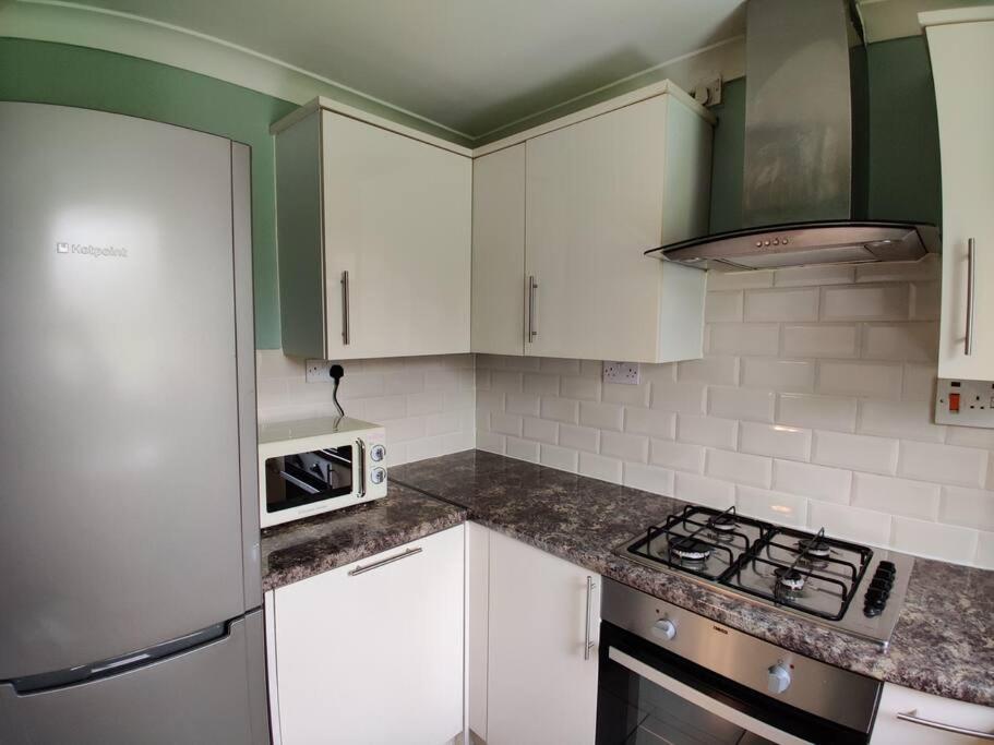 Cosy And Modern Two Bedroom Flat Near Heathrow